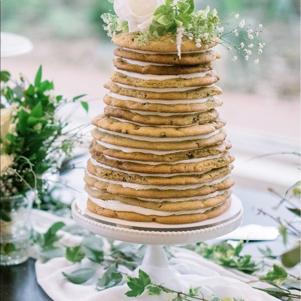 Beautiful wedding cake stand